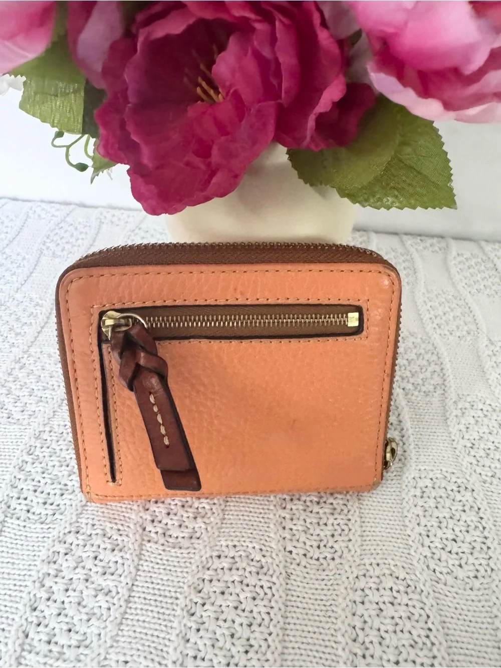 Dooney & Bourke EUC pebbled leather zip wallet